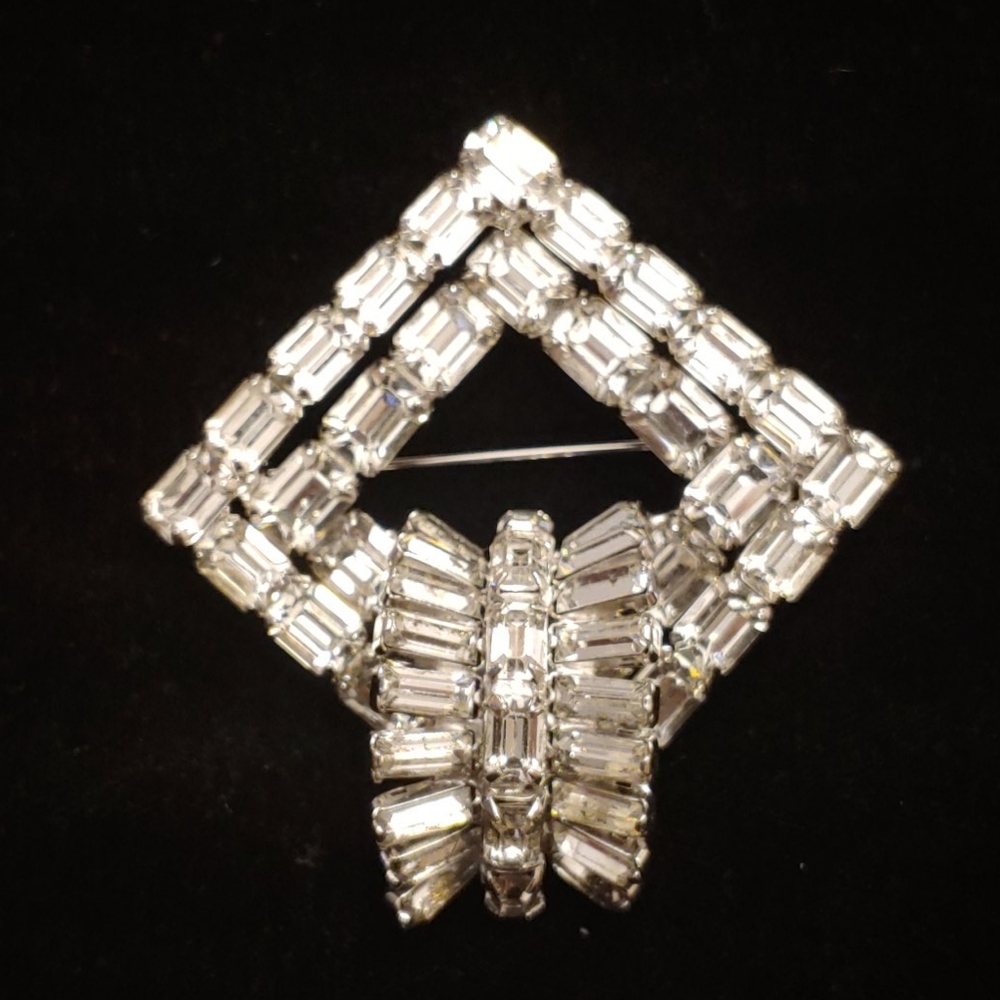 Diamond shaped Brooch with baguettes